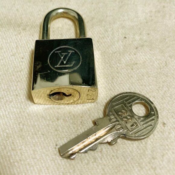 LOUIS VUITTON LV 10 SET PADLOCK KEY CHARM CADENA GOLD-PLATED FRANCE - Picture 4 of 6